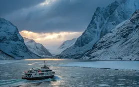 Tento výlet vás zavede do arktického
                                    fjordu a nádherné nedotčené krajiny,
                                    kterou byste z pevniny nemohli spatřit.